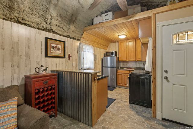 390 Galveston St, Bandera, TX 78003