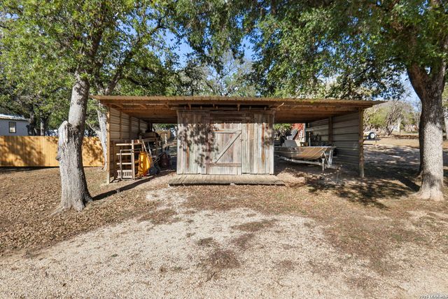 390 Galveston St, Bandera, TX 78003