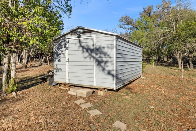 390 Galveston St, Bandera, TX 78003