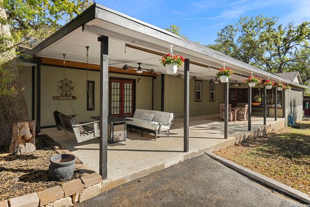 390 Galveston St, Bandera, TX 78003