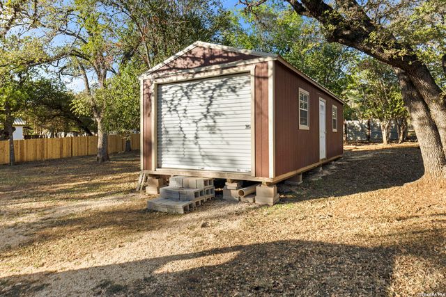 390 Galveston St, Bandera, TX 78003