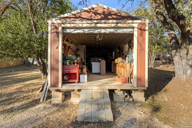390 Galveston St, Bandera, TX 78003
