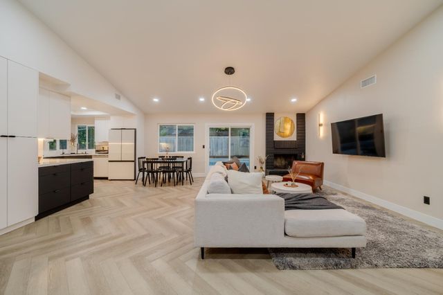 1525 Woodland Oaks Way, Sacramento, CA 95833