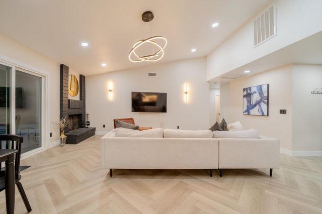 1525 Woodland Oaks Way, Sacramento, CA 95833