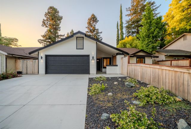 1525 Woodland Oaks Way, Sacramento, CA 95833