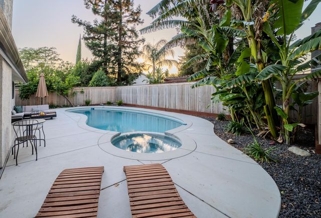 1525 Woodland Oaks Way, Sacramento, CA 95833