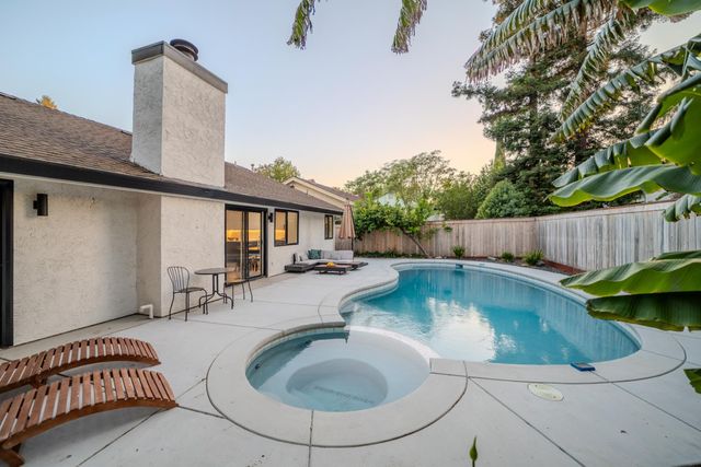 1525 Woodland Oaks Way, Sacramento, CA 95833