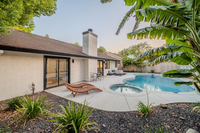 1525 Woodland Oaks Way, Sacramento, CA 95833