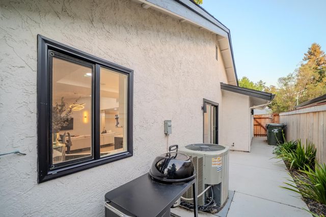 1525 Woodland Oaks Way, Sacramento, CA 95833