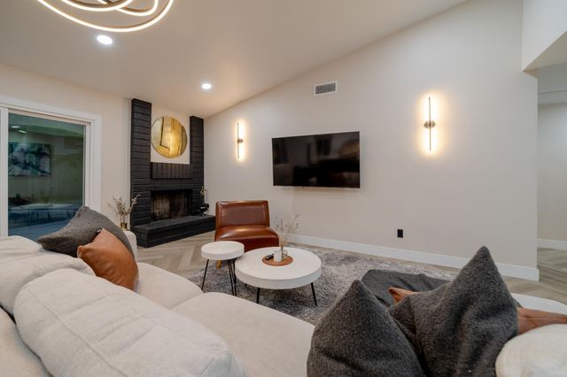 1525 Woodland Oaks Way, Sacramento, CA 95833