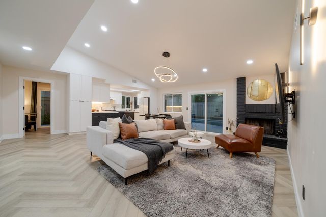 1525 Woodland Oaks Way, Sacramento, CA 95833