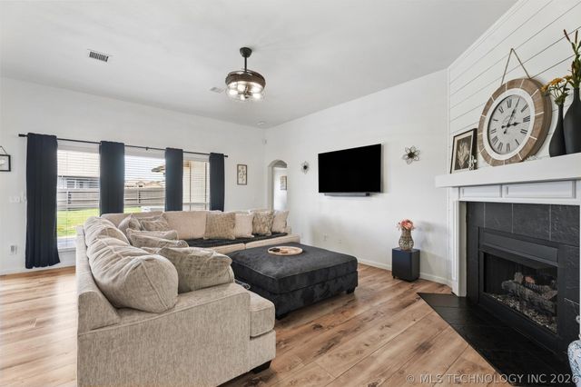 3202 Stonewall Drive, Bartlesville, OK 74006