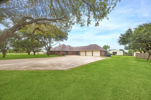 9102 N Humble Camp Road, Dickinson, TX 77539