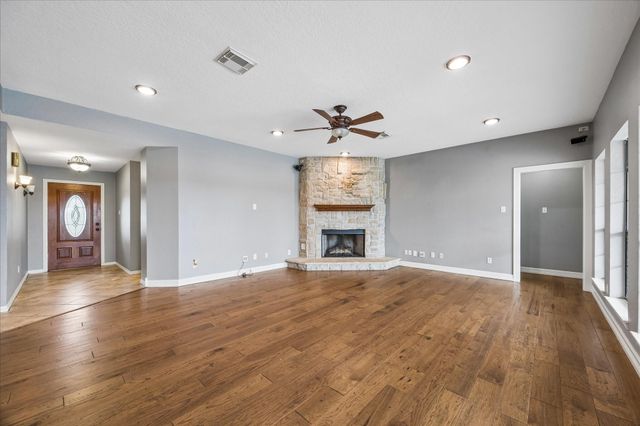 9102 N Humble Camp Road, Dickinson, TX 77539