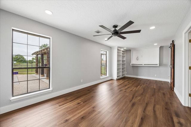 9102 N Humble Camp Road, Dickinson, TX 77539
