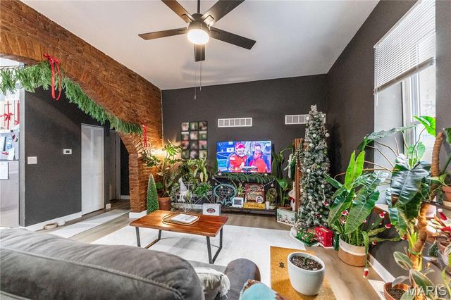 2211 Menard Street R, St Louis, MO 63104