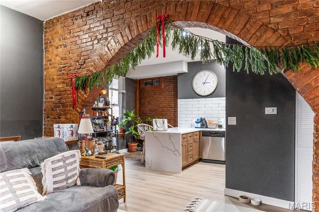 2211 Menard Street R, St Louis, MO 63104