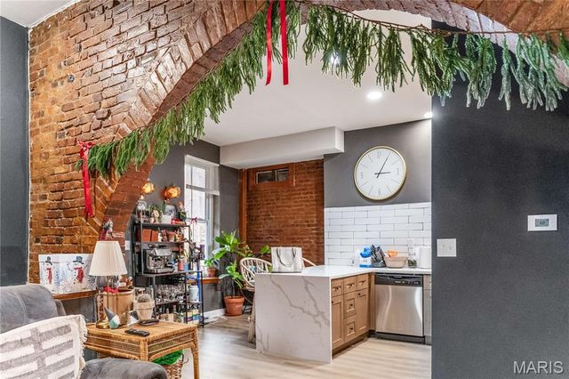 2211 Menard Street R, St Louis, MO 63104