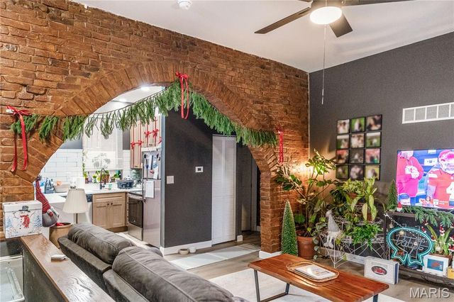 2211 Menard Street R, St Louis, MO 63104