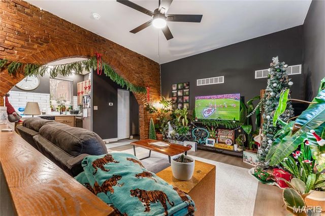 2211 Menard Street R, St Louis, MO 63104