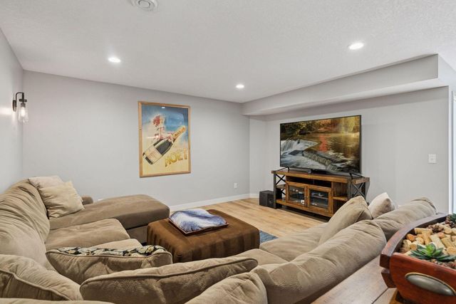 1631 Deephaven Drive, Woodbury, MN 55129