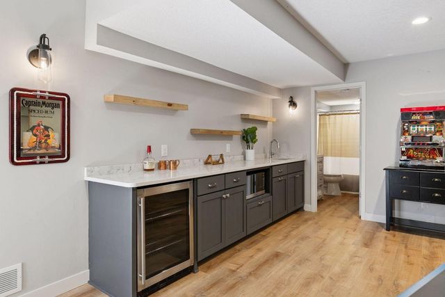 1631 Deephaven Drive, Woodbury, MN 55129