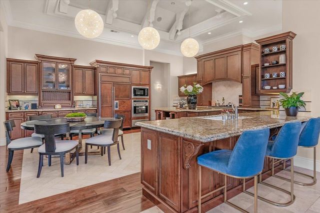 11350 N Glencastle Way, Fresno, CA 93730