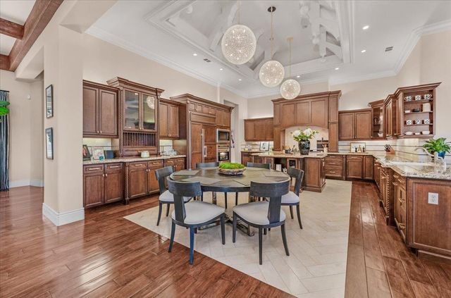 11350 N Glencastle Way, Fresno, CA 93730