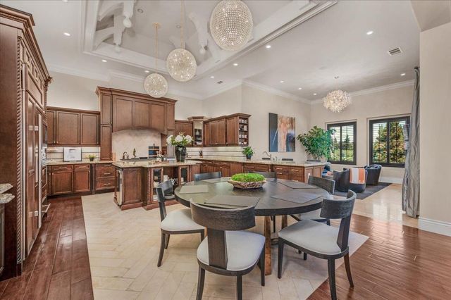 11350 N Glencastle Way, Fresno, CA 93730