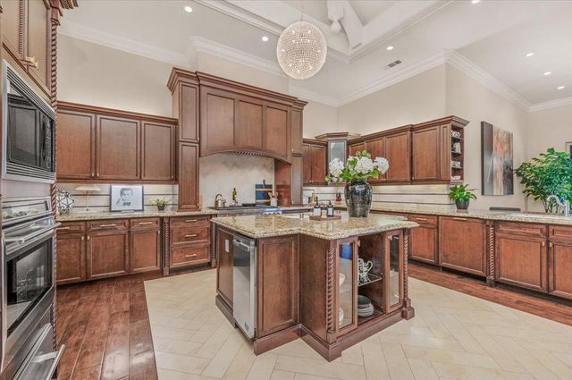 11350 N Glencastle Way, Fresno, CA 93730