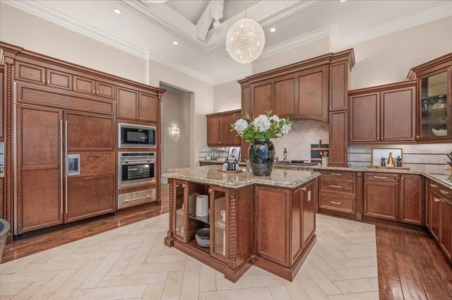 11350 N Glencastle Way, Fresno, CA 93730