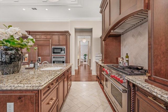 11350 N Glencastle Way, Fresno, CA 93730