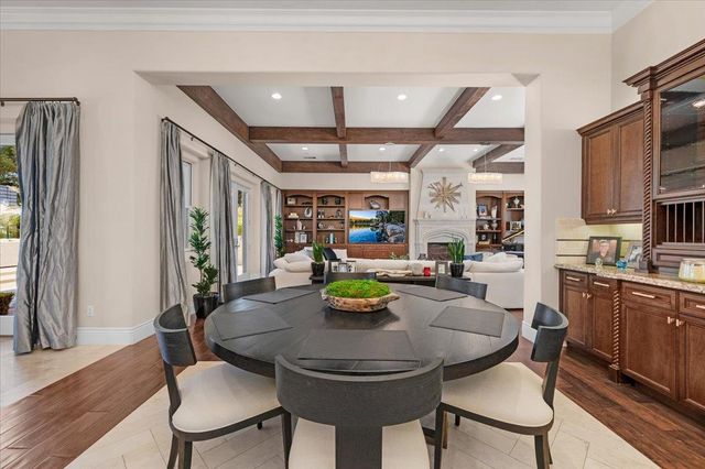 11350 N Glencastle Way, Fresno, CA 93730