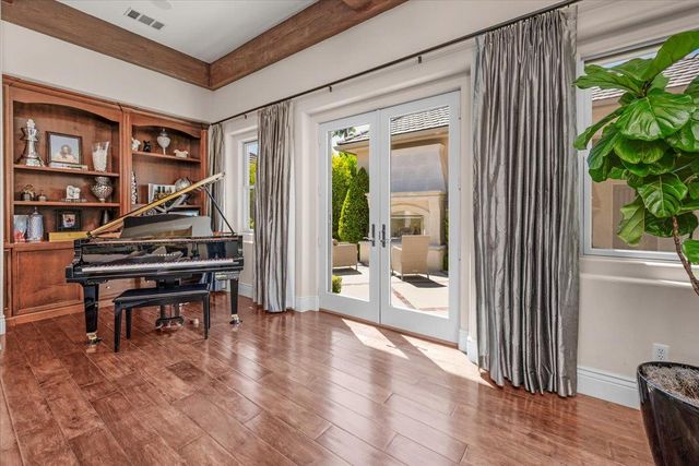 11350 N Glencastle Way, Fresno, CA 93730