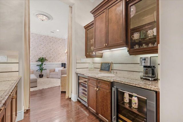 11350 N Glencastle Way, Fresno, CA 93730