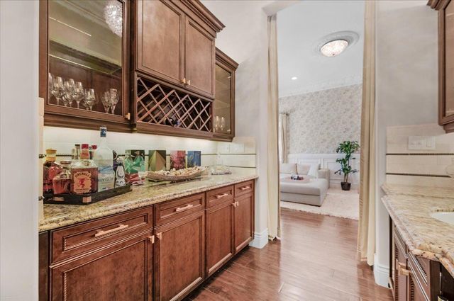 11350 N Glencastle Way, Fresno, CA 93730