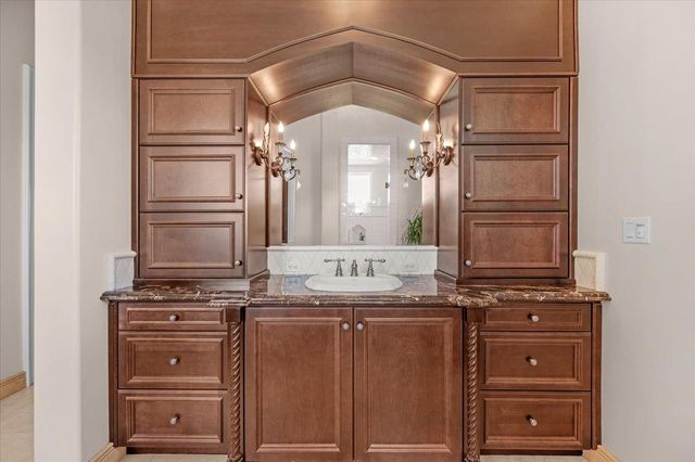 11350 N Glencastle Way, Fresno, CA 93730