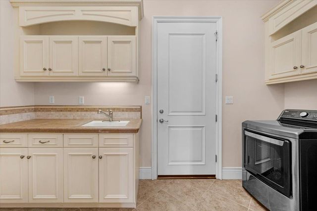 11350 N Glencastle Way, Fresno, CA 93730