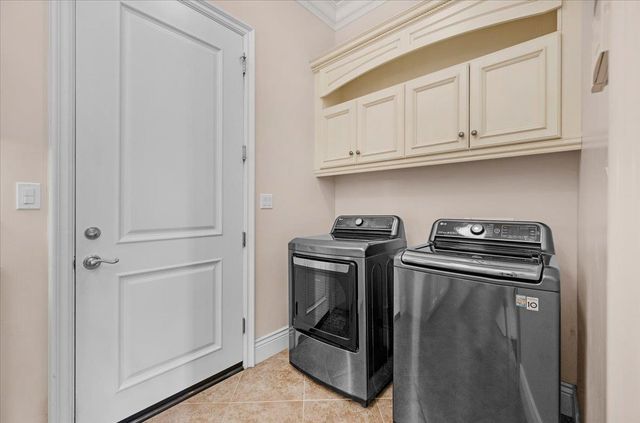 11350 N Glencastle Way, Fresno, CA 93730