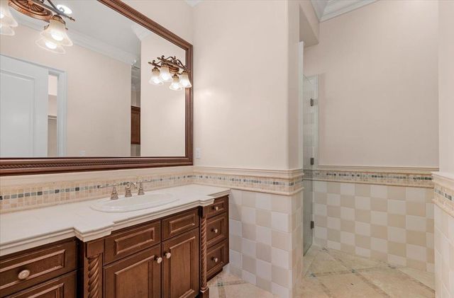 11350 N Glencastle Way, Fresno, CA 93730