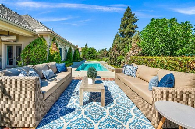 11350 N Glencastle Way, Fresno, CA 93730