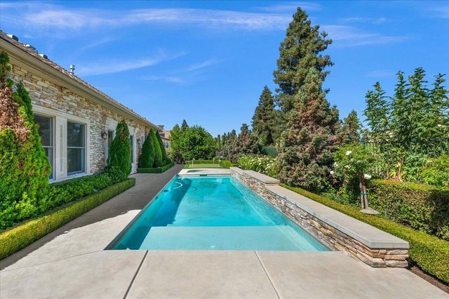 11350 N Glencastle Way, Fresno, CA 93730