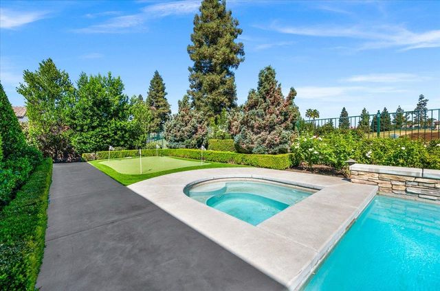 11350 N Glencastle Way, Fresno, CA 93730