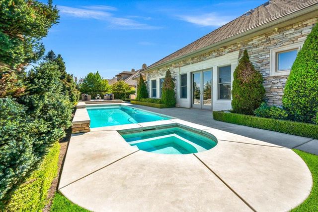 11350 N Glencastle Way, Fresno, CA 93730