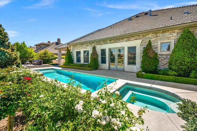 11350 N Glencastle Way, Fresno, CA 93730