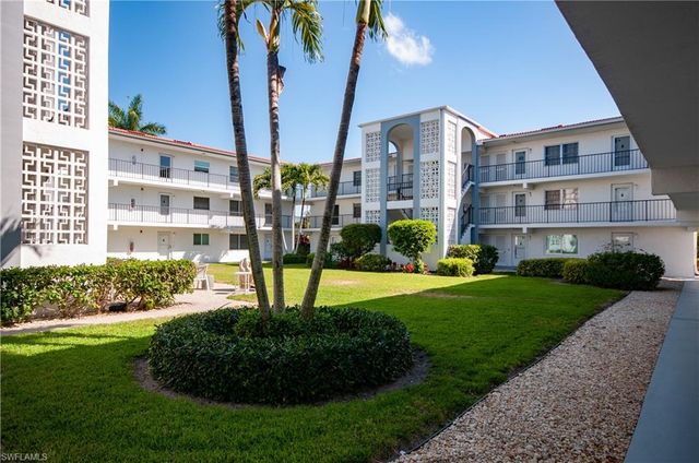 5 High Point CIR W 104, Naples, FL 34103