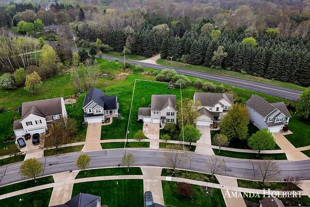 659 Highlander Drive NE, Rockford, MI 49341
