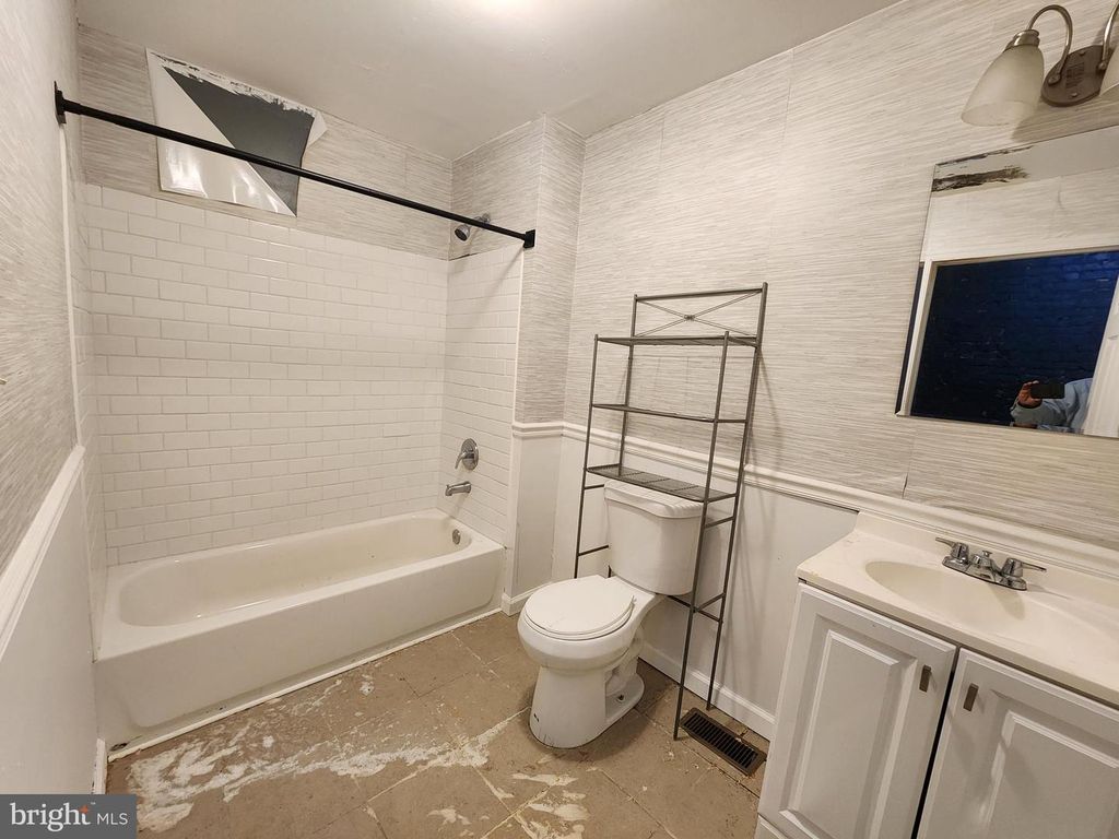 Image 17 of property listing at 2557 W BALTIMORE ST, Baltimore, MD 21223