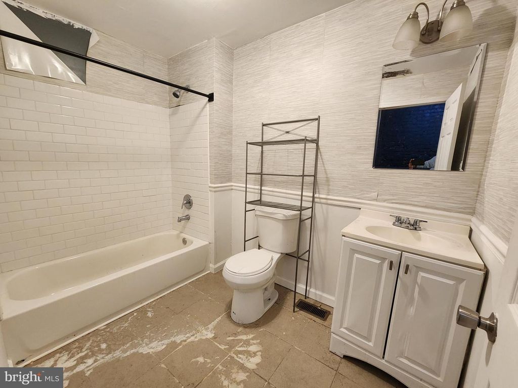 Image 18 of property listing at 2557 W BALTIMORE ST, Baltimore, MD 21223