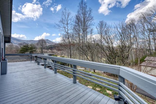 240 Ruby Lake Drive N, Hiawassee, GA 30546